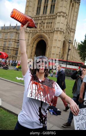 Brexit protester versa sangue finto su se stessa il giorno dell'UE risultato del referendum, London, Regno Unito Foto Stock