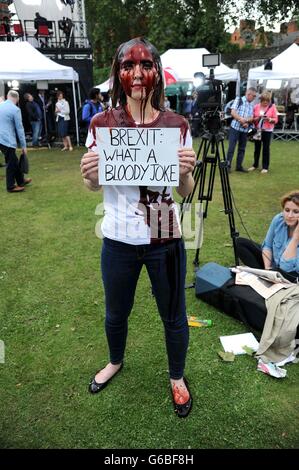 Brexit protester versa sangue finto su se stessa il giorno dell'UE risultato del referendum, London, Regno Unito Foto Stock