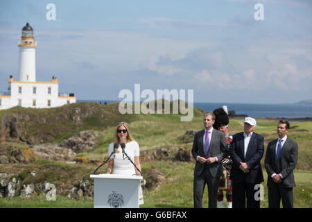 Repubblica presidenziale nominee Donald Trump tiene una conferenza stampa sul nono foro tee, con i membri della sua famiglia Don, Eric e Ivanka, a sua Trump Turnberry Golf, a Turnberry, Scozia, il 24 giugno 2016. Foto Stock