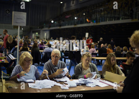 Glasgow, Regno Unito. Il 23 giugno, 2016. Le urne contenenti i voti di arrivare negli Emirati Arena per iniziare il conteggio dei voti, il voto come avviene per il Regno Unito il referendum sull' adesione all' Unione europea, a Glasgow in Scozia, il 23 giugno 2016. Credito: jeremy sutton-hibbert/Alamy Live News Foto Stock