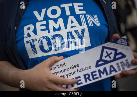 Glasgow, Regno Unito. Il 23 giugno, 2016. "Rimanere" attivisti fuori leafletting a Buchanan Street, come la votazione si svolga sul Regno Unito il referendum sull' adesione all' Unione europea, a Glasgow in Scozia, il 23 giugno 2016. Credito: jeremy sutton-hibbert/Alamy Live News Foto Stock