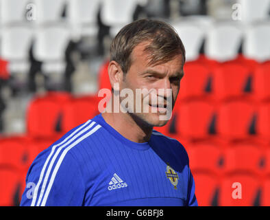 In Irlanda del Nord la nazionale di calcio delle portiere giocatori Roy Carroll guarda su durante una sessione di allenamento della nazionale di calcio presso il Parc des Princes Stadium, Francia, 24 giugno 2016. Irlanda del Nord sarà rivolto verso il Galles in una UEFA EURO 2016 Round di 16 a Parigi il 25 giugno 2016. Foto: Peter Kneffel/dpa Foto Stock