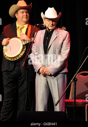 Giugno 24, 2016 - File - musica bluegrass pioneer RALPH STANLEY è morto giovedì all'età di 89. Il patriarca' della Appalachian musica che con il suo fratello Carter ha contribuito a espandere e popolarizzare il genere che divenne noto come bluegrass, morto a causa di difficoltà con il cancro della pelle. Nella foto: 19 Maggio 2011 - Durham, North Carolina, Stati Uniti d'America - musicista Bluegrass Dr. Ralph Stanley suona dal vivo come il suo tour 2011 fa tappa a La Carolina Theatre si trova nel centro cittadino di Durham. (Credito Immagine: © Jason Moore/ZUMAPRESS.com) Foto Stock