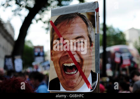 Londra, Regno Unito. Il 24 giugno 2016. Le manifestazioni di protesta e media sorround a Downing Street all indomani del voto a lasciare l'UE. Credito: Jay Shaw-Baker/Alamy Live News Foto Stock