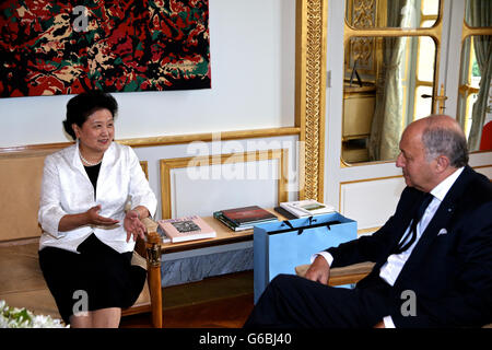 Parigi, Francia. Il 29 giugno, 2016. Chinese Vice Premier Liu Yandong (L) incontra Presidente della Francia consiglio costituzionale Laurent Fabius a Parigi, Francia, giugno 29, 2016. © Jin Yu/Xinhua/Alamy Live News Foto Stock