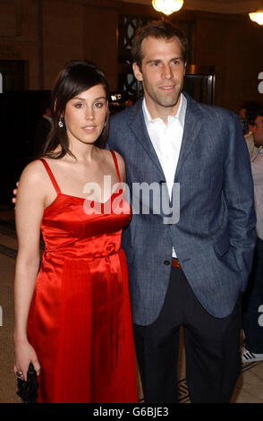 Il tennista britannico Greg Rusedski e sua moglie Lucy arrivano a una festa per celebrare l'apertura della Saatchi Gallery di Londra. La galleria, situata nell'edificio County Hall di Londra, ospiterà alcune delle più celebri opere d'arte di Brit. Foto Stock