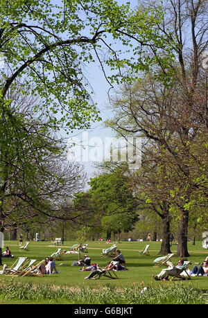 Landamarks - Parchi e spazi aperti - Hyde Park - Londra. Il caldo sole inonda Hyde Park di Londra mentre i bagnanti si immergono nella magia del bel tempo. Foto Stock