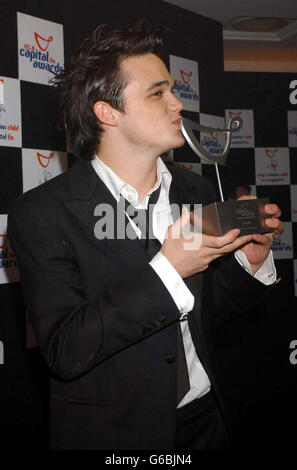 Gareth Gates con il suo premio di concerto preferito - per il Pop Idol Tour - al Capital FM Awards - per aiutare un bambino di Londra beneficenza - al Royal Lancester Hotel di Londra. Foto Stock