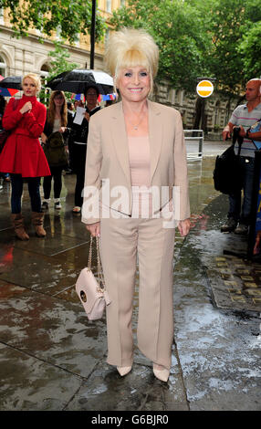 Barbara Windsor arriva per un concerto di Spamalot al Playhouse Theatre di Londra. Foto Stock