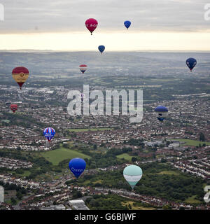 Le mongolfiere galleggiano su Bristol dopo il decollo da Greville Smyth Park, Bristol in preparazione alla Bristol International Balloon Fiesta 2013, che vedrà i piloti di mongolfiera provenienti da tutto il mondo riunirsi ad Ashton Court Estate per il festival di quattro giorni. Foto Stock