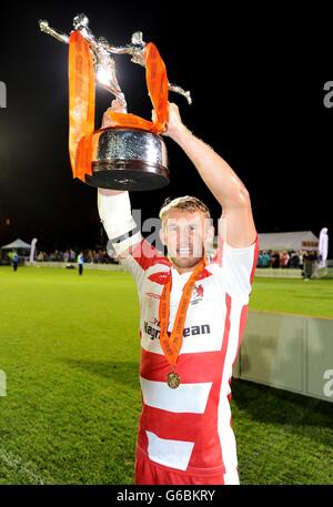 Il capitano Gloucester Martyn Thomas tiene in mano il trofeo per il J.P. Morgan 7 series vincitori della finale 2013 durante il JP Morgan Prem Rugby 7's al Recreation Ground, Bath. Foto Stock