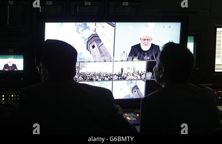 I registi della TV guardano a sua Santità Hadhrat Mirza Masroor Ahmad - la Khalifa dei principali adoratori di Ahmadiyya - che segnano la fine del periodo musulmano del Ramadan alla Moschea di Bitul Futuh a Morden. Foto Stock