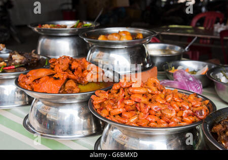 Locale cibo vietnamita in un mercato di Cao Lanh, capitale di Dong Thap Provincia del Vietnam. Foto Stock