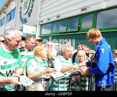 Dan Burn di Birmingham firma autografi durante la partita di Sky Bet Championship a Huish Park, Yeovil. PREMERE ASSOCIAZIONE foto. Data immagine: Sabato 10 agosto 2013. Vedi PA storia CALCIO Yeovil. Il credito fotografico dovrebbe essere: Cavo PA. Foto Stock