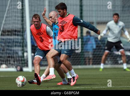 Calcio - Vauxhall International friendly - Galles / Repubblica d'Irlanda - Repubblica d'Irlanda sessione di formazione - Spytty Park. Il Conor Sammon della Repubblica d'Irlanda viene affrontato da Shane Long durante una sessione di allenamento allo Spytty Park di Newport. Foto Stock