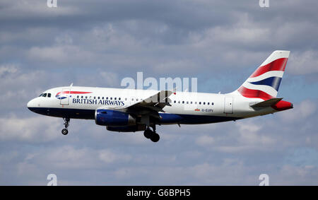 Aeroporto di Heathrow, Stock. Un aereo della British Airways atterra all'aeroporto di Heathrow Foto Stock