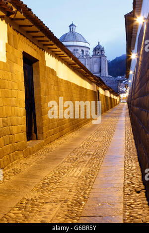 Storico Vicolo di Loreto e la cupola e il campanile a torre de La Compania de Jesus (la Compagnia di Gesù) Chiesa, Cusco, Perù Foto Stock