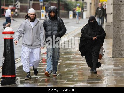 Ayan Hadi (a destra) la moglie di Richard Dart, arriva al vecchio Bailey, nel centro di Londra. Foto Stock