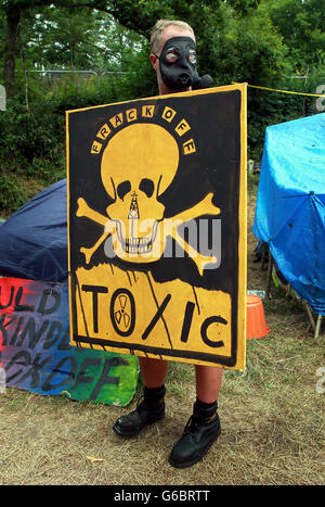 Gli attivisti anti-fracking si manifestano contro il sito esplorativo di perforazione di Cuadrilla a Balcombe, nel Sussex occidentale, mentre i Capaigners hanno istituito un campo d'azione Power di sei giorni fuori dal villaggio. Foto Stock