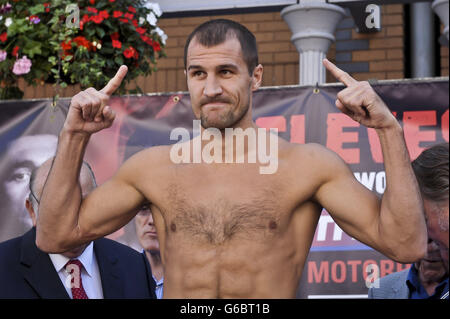 Il pugilato - WBO Pesi Mediomassimi titolo - Nathan sapientemente v Sergey Kovalev - pesare In - Cardiff Foto Stock