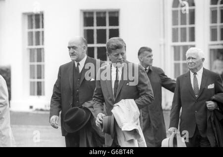 Il presidente Kennedy con il ministro degli Esteri irlandese Frank Aiken e l'ambasciatore americano Matt McCluskey. Foto Stock