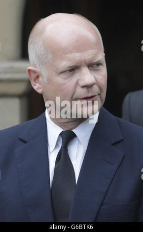 Il Segretario degli Esteri William Hague partecipa ai funerali dell'ex leader scozzese della Tory David McLetchie alla Chiesa di San Columba a Edimburgo, Scozia. Foto Stock