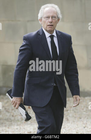 L'ex primo ministro della Scozia Henry McLeish partecipa ai funerali dell'ex leader scozzese della Tory David McLetchie alla chiesa di St Columba a Edimburgo, Scozia. Foto Stock