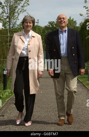 La Presidente del Partito conservatore Theresa May e il leader del partito Iain Duncan Smith si preparano a lasciare il Latimer Conference Center a Chesham, Buckinghamshire, dopo una riunione strategica di due giorni di Tory MP's. Foto Stock