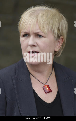 Il leader laburista scozzese Johann Lamont partecipa ai funerali dell'ex leader scozzese della Tory David McLetchie alla chiesa di St Columba a Edimburgo, Scozia. Foto Stock