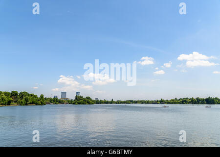 Lo Skyline di Bucarest vista In Herastrau Parco Lago Foto Stock