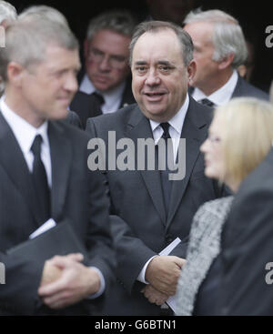 Il primo Ministro Alex Salmond partecipa ai funerali dell'ex leader scozzese David McLetchie presso la chiesa di St Columba a Edimburgo, Scozia. Foto Stock