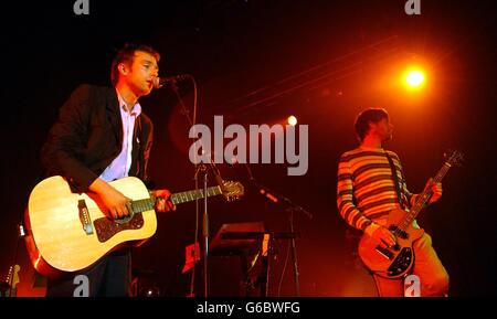 Damon Albarn di Blur si esibisce sul palco all'Astoria, nel centro di Londra. Foto Stock