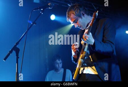 Damon Albarn di Blur si esibisce sul palco all'Astoria, nel centro di Londra. Foto Stock