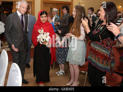 Lo studente pakistano Malala Yousafzai, che è stato ucciso in testa dai talebani, arriva al Ballykisteen Hotel per il Premio Internazionale per la Pace 2012 Tipperary. Foto Stock