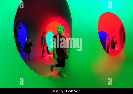 La gente esplora l'installazione Colorscape sul prato anteriore del Museo Holburne a Bath. Foto Stock