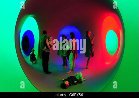 La gente esplora l'installazione Colorscape sul prato anteriore del Museo Holburne a Bath. Foto Stock