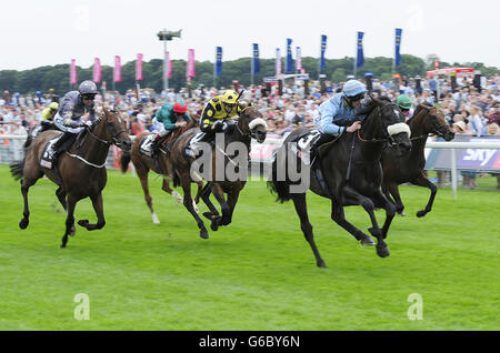 Chancery e jockey Daniel Tudhope vincono lo Sky Bet Stakes durante il terzo giorno dello Yorkshire Ebor Festival 2013 all'Ippodromo di York, York. Foto Stock