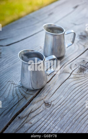 Piccolo bricco per il latte sul vecchio tavolo di legno in un maso di  montagna in Alto Adige, Italia Foto stock - Alamy