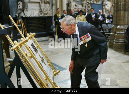 Regina svela il memoriale di guerra la placca Foto Stock