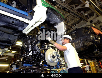 Un operaio della linea di assemblaggio motori Avensis nello stabilimento Toyota di Burnaston, vicino a Derby, dove il gigante giapponese ha annunciato che è quello di creare 1,000 nuovi posti di lavoro e passare alla produzione 24 ore su 24. * la nuova Avensis ha iniziato a scendere dalla linea di produzione all'inizio di quest'anno e diventerà la prima Toyota europea ad essere esportata in Giappone alla fine di quest'anno. La fabbrica costruisce anche la Corolla, con il 80% delle auto di Burnaston esportate. Foto Stock