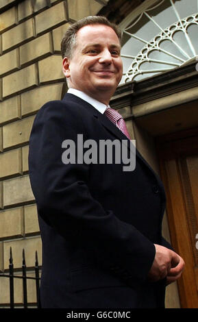 Il primo ministro scozzese Jack McConnell arriva alla sua residenza ufficiale, Bute House, Edimburgo, mentre svela la sua nuova squadra ministeriale snellita. Foto Stock