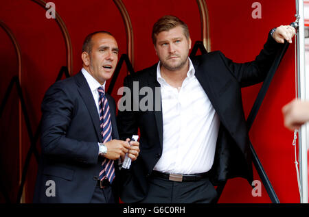 Calcio - Capital One Cup - Second Round - Sunderland / MK Dons - Stadio della luce. Il manager di Sunderland Paolo di Canio e il manager di MK Dons Karl Robinson (a destra) hanno una chat prima della partita Foto Stock