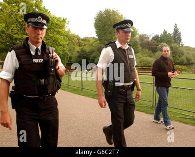 In una maggiore consapevolezza della sicurezza, la polizia armata in pattuglia a piedi nel St.James's Park di Londra. Foto Stock