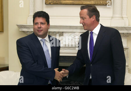 Il primo ministro David Cameron incontra il primo ministro di Gibilterra Fabian Picardo a Downing Street per i colloqui sulla disputa di frontiera con la Spagna. Foto Stock