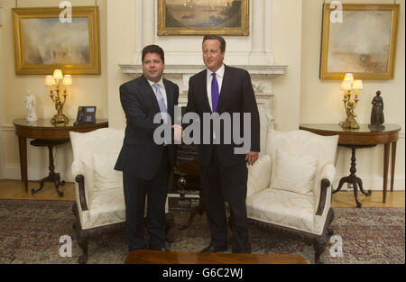 Il primo ministro David Cameron incontra il primo ministro di Gibilterra Fabian Picardo a Downing Street per i colloqui sulla disputa di frontiera con la Spagna. Foto Stock