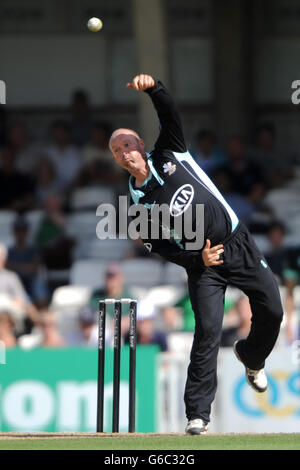 Cricket - Yorkshire Bank Pro40 - Gruppo B - Surrey / Derbyshire - The Kia Oval. Gary Keedy di Surrey in azione di bowling Foto Stock