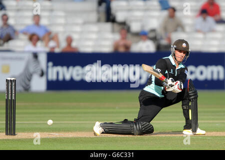 Cricket - Yorkshire Bank Pro40 - Gruppo B - Surrey / Derbyshire - The Kia Oval. Jason Roy di Surrey in azione di battuta Foto Stock