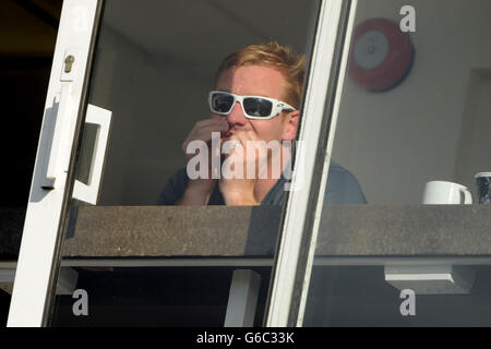 Cricket - Yorkshire Bank Pro40 - Gruppo B - Surrey / Derbyshire - The Kia Oval. Gli orologi Surrey's Ali Brown dalle tribune Foto Stock