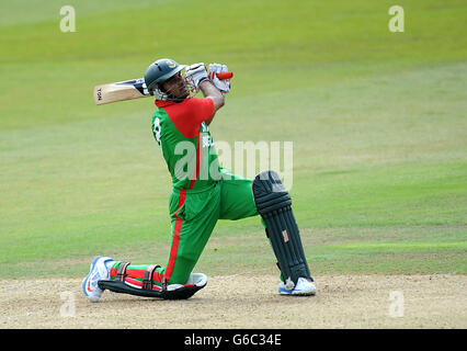 Zaiur Rahman del Bangladesh A's colpisce fuori durante la partita di giro a Trent Bridge, Nottingham. PREMERE ASSOCIAZIONE foto. Data immagine: Mercoledì 14 agosto 2013. Vedi PA storia CRICKET Nottinghamshire. Il credito fotografico dovrebbe essere: Simon Cooper/PA Wire Foto Stock