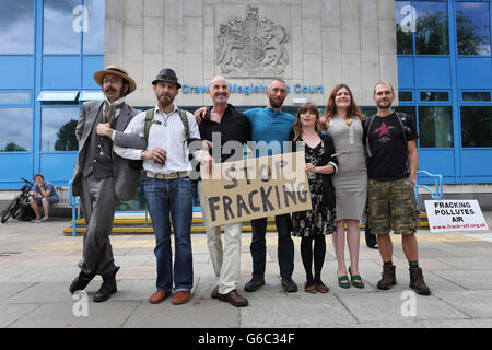 Attivisti antifracking (da sinistra a destra) Ezra Lynch, Marcin Swiercz, Mark Mansbridge, Justin Preece, Nancy Walker, Frances Crack e Richard Miller, al di fuori della Crawley Magistrates Court come appaiono su accuse relative a dimostrazioni presso il sito di perforazione Caudrilla a Balcombe, West Sussex. Foto Stock